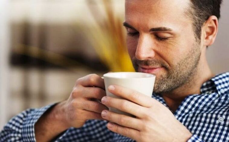 رجل يشرب رشفة من شاي الأعشاب النارية لزيادة الفاعلية